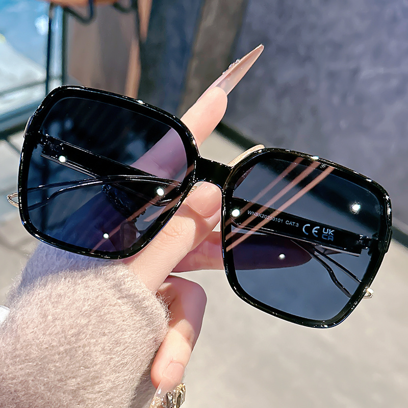 Photography Lighting - Gradual-layer khaki oversized frame sunglasses, light